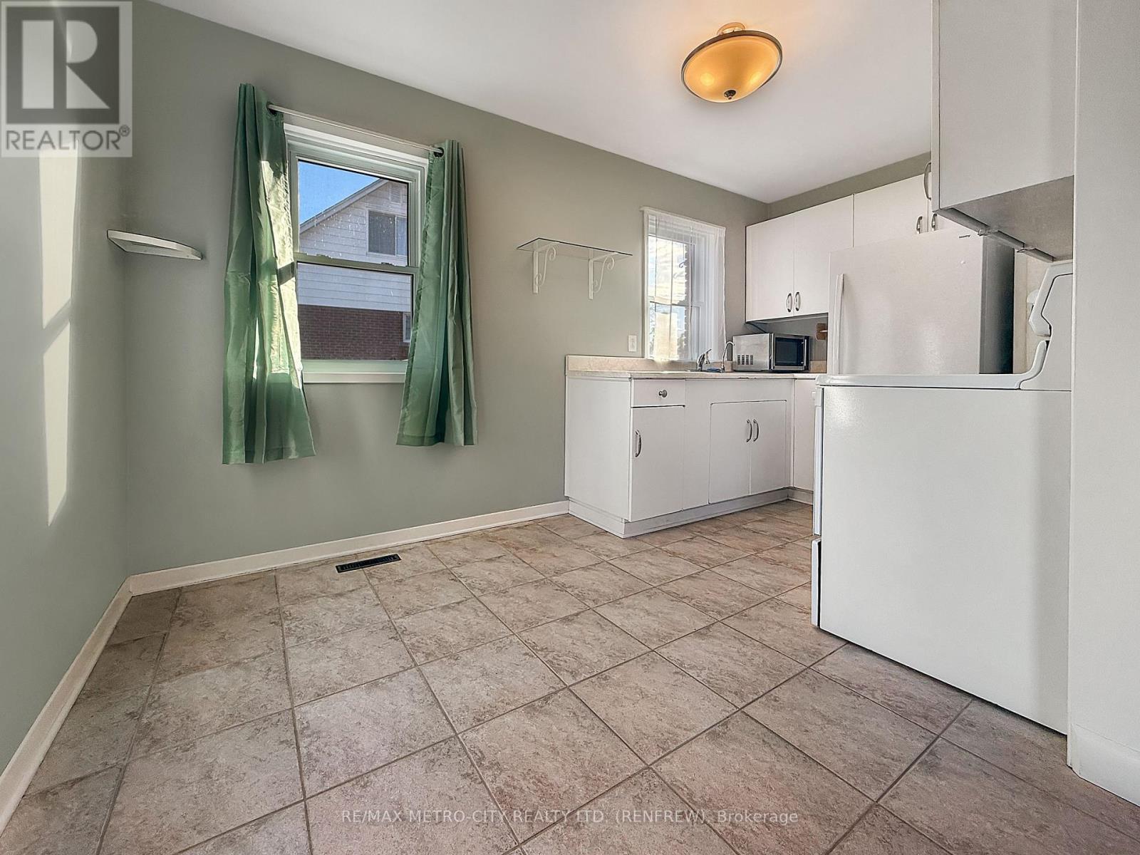 64 Mclean Street, Renfrew, ON - Indoor Photo Showing Kitchen