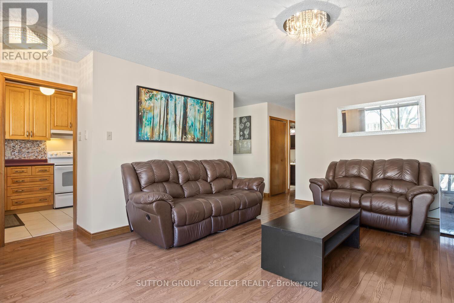 31 Meadowview Road, London South (South O), ON - Indoor Photo Showing Living Room