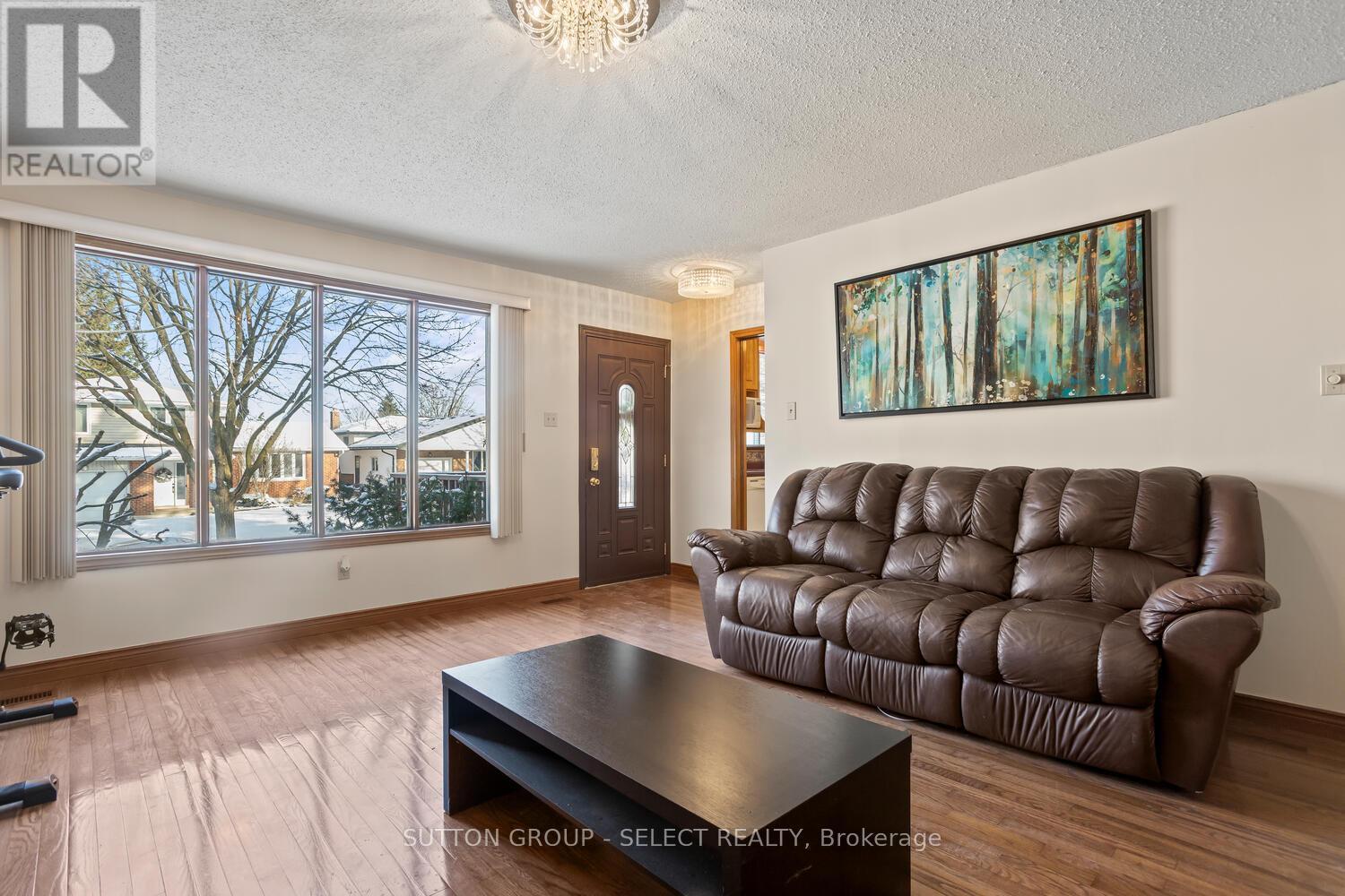 31 Meadowview Road, London South (South O), ON - Indoor Photo Showing Living Room
