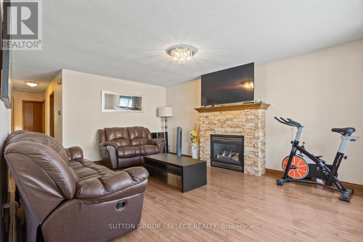 31 Meadowview Road, London South (South O), ON - Indoor With Fireplace