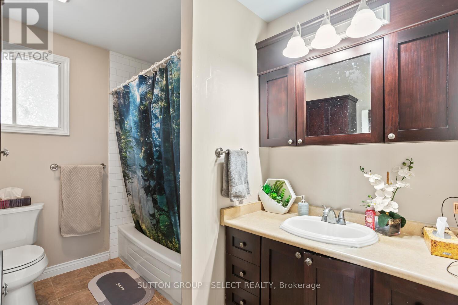 31 Meadowview Road, London South (South O), ON - Indoor Photo Showing Bathroom