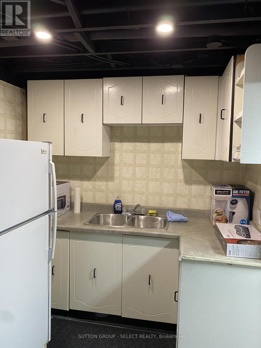 31 Meadowview Road, London South (South O), ON - Indoor Photo Showing Kitchen With Double Sink