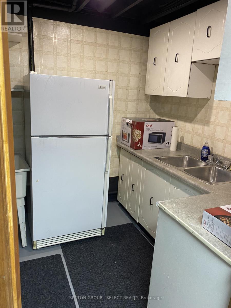 31 Meadowview Road, London South (South O), ON - Indoor Photo Showing Kitchen With Double Sink