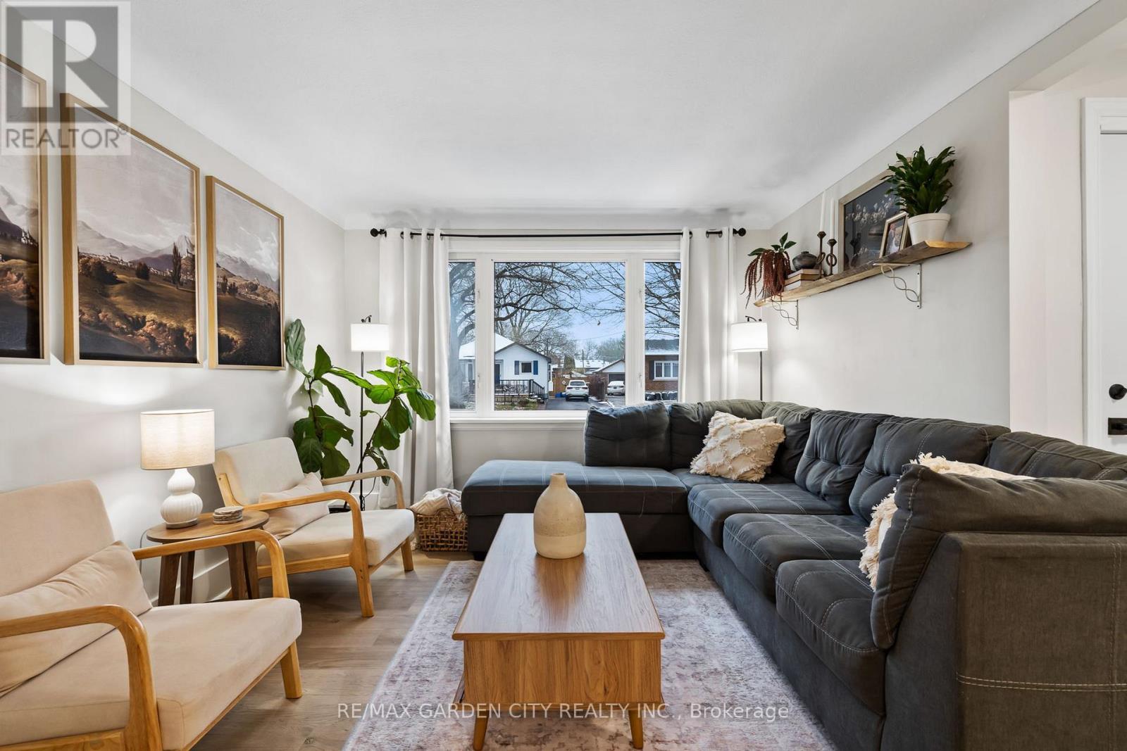 12 Nello Street, St. Catharines (Fairview), ON - Indoor Photo Showing Living Room