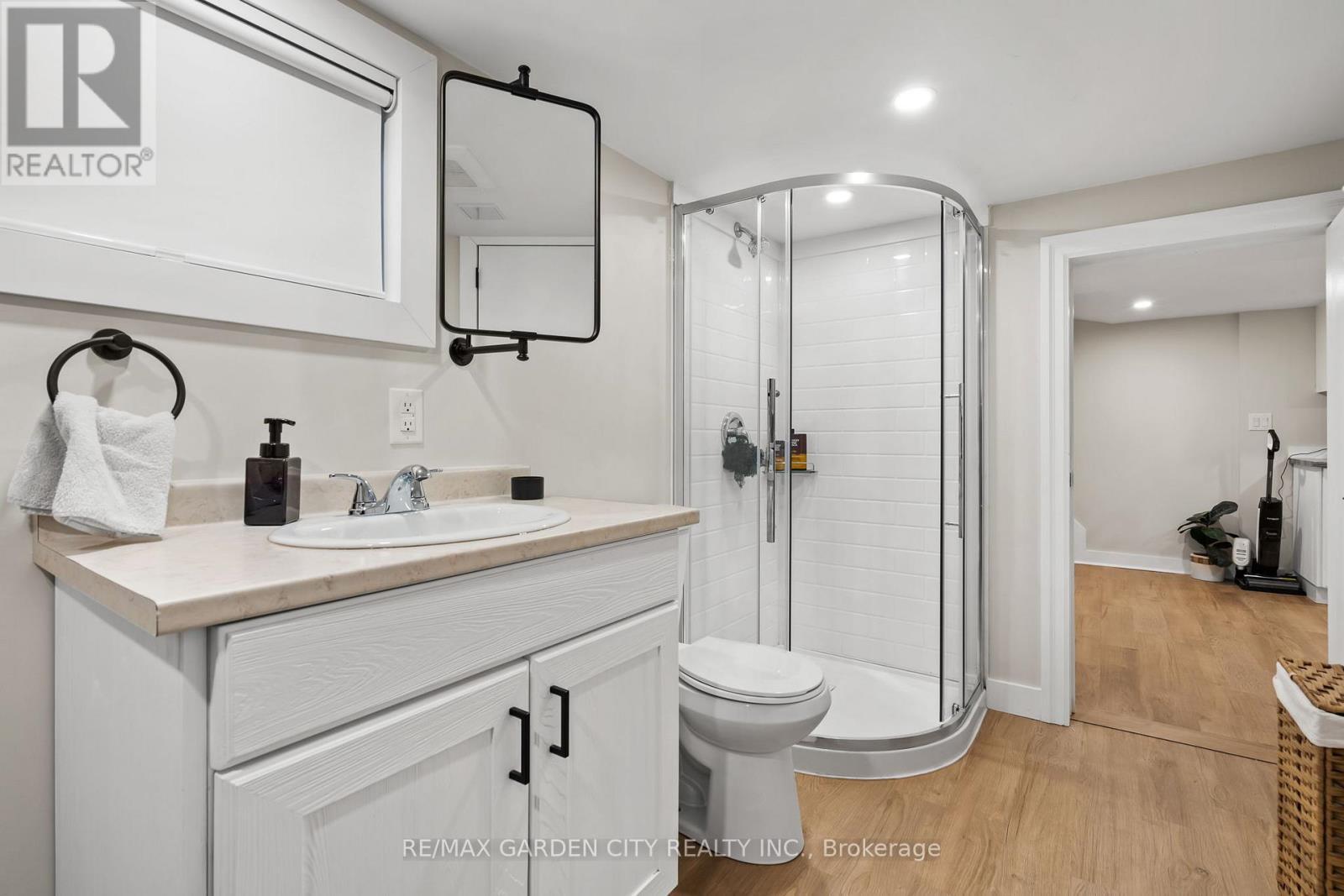 12 Nello Street, St. Catharines (Fairview), ON - Indoor Photo Showing Bathroom