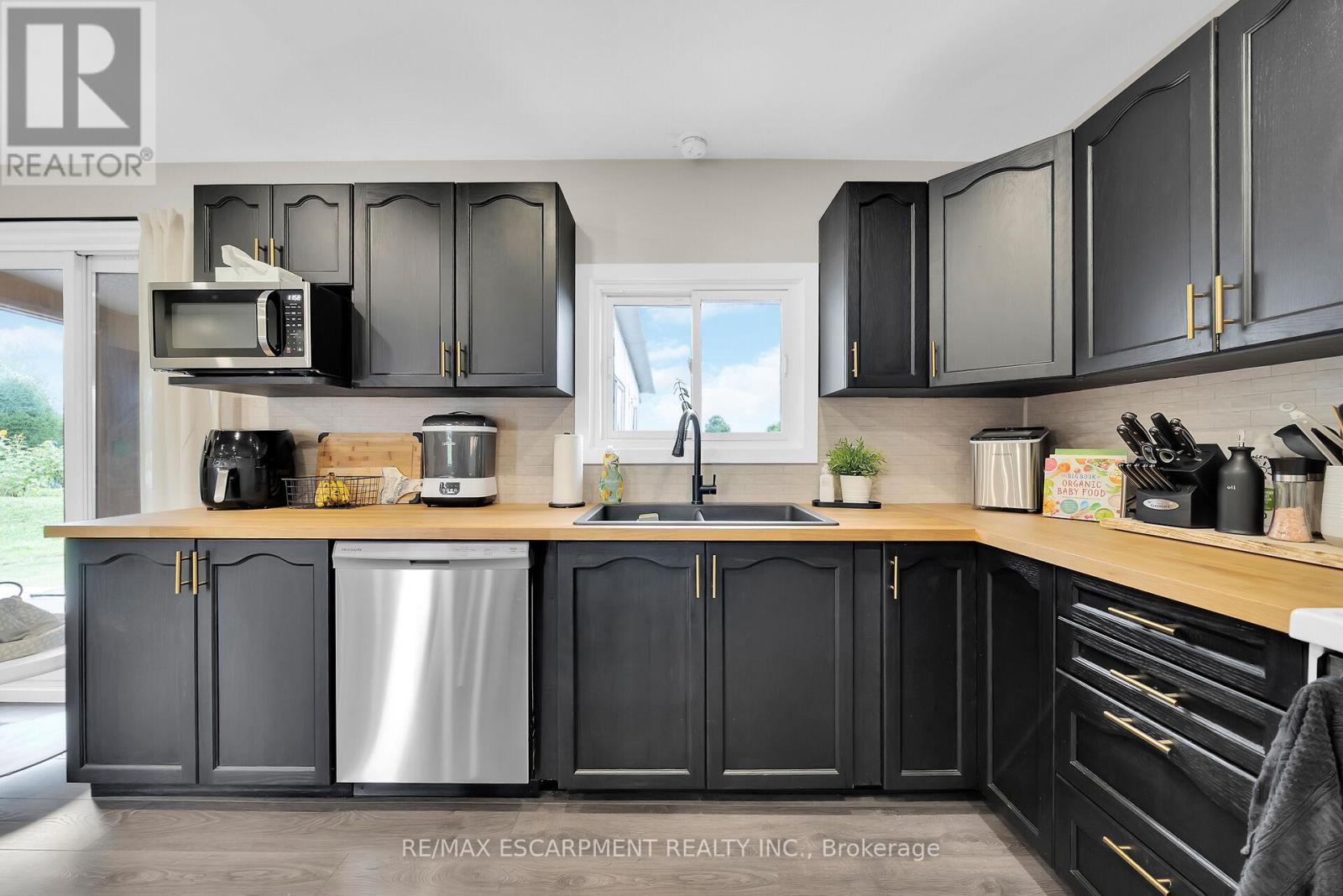 1073 Concession 6 Woodhouse Road, Norfolk, ON - Indoor Photo Showing Kitchen With Double Sink