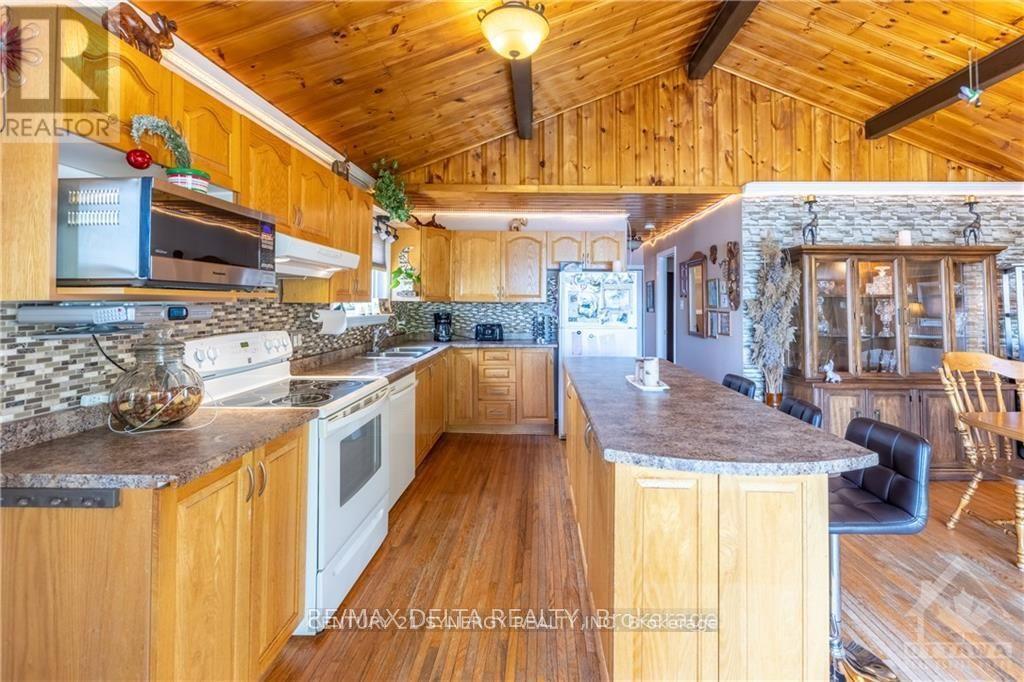 3641 Principale Street, Alfred And Plantagenet, ON - Indoor Photo Showing Kitchen