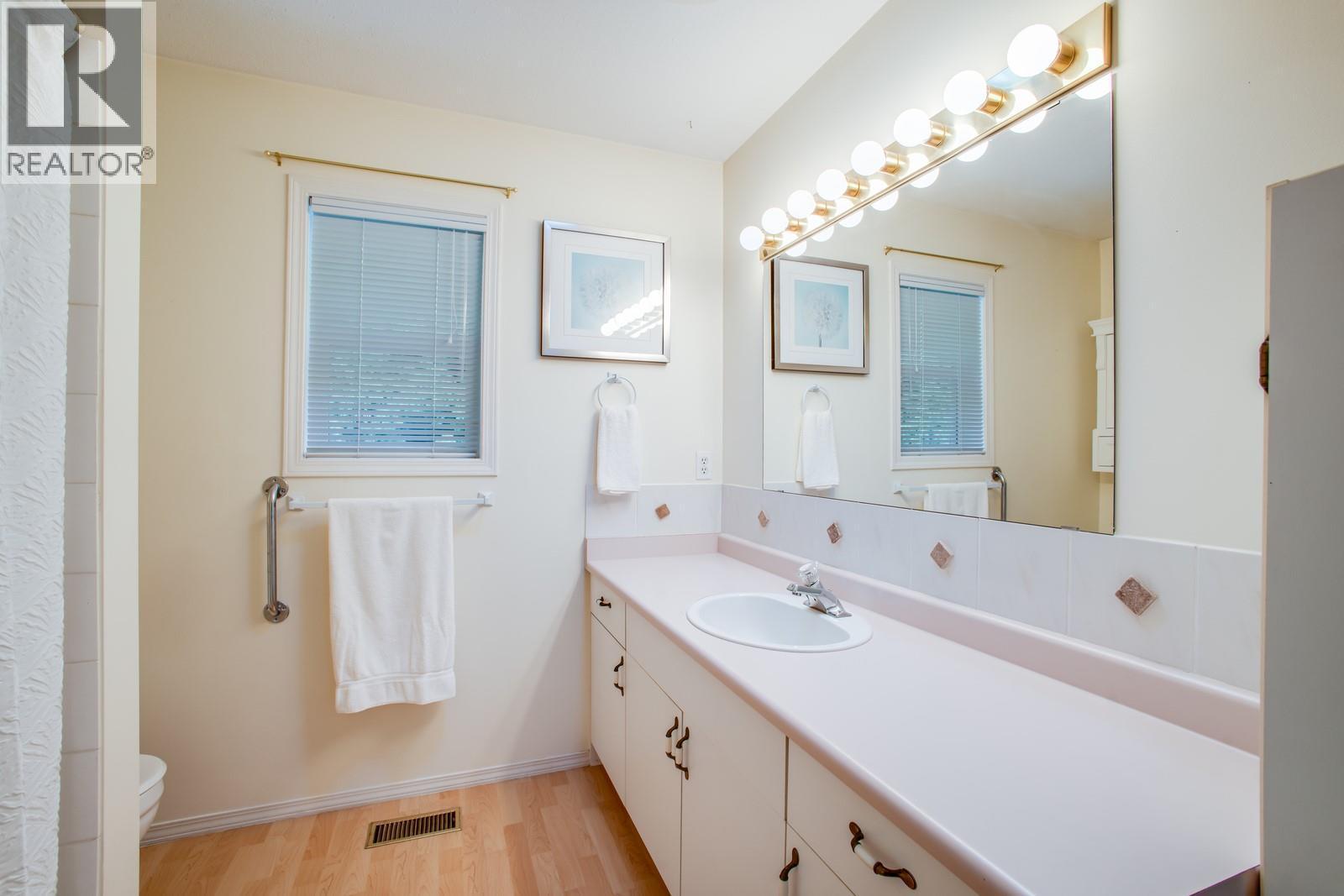 1650 Highland Drive N, Kelowna, BC - Indoor Photo Showing Bathroom