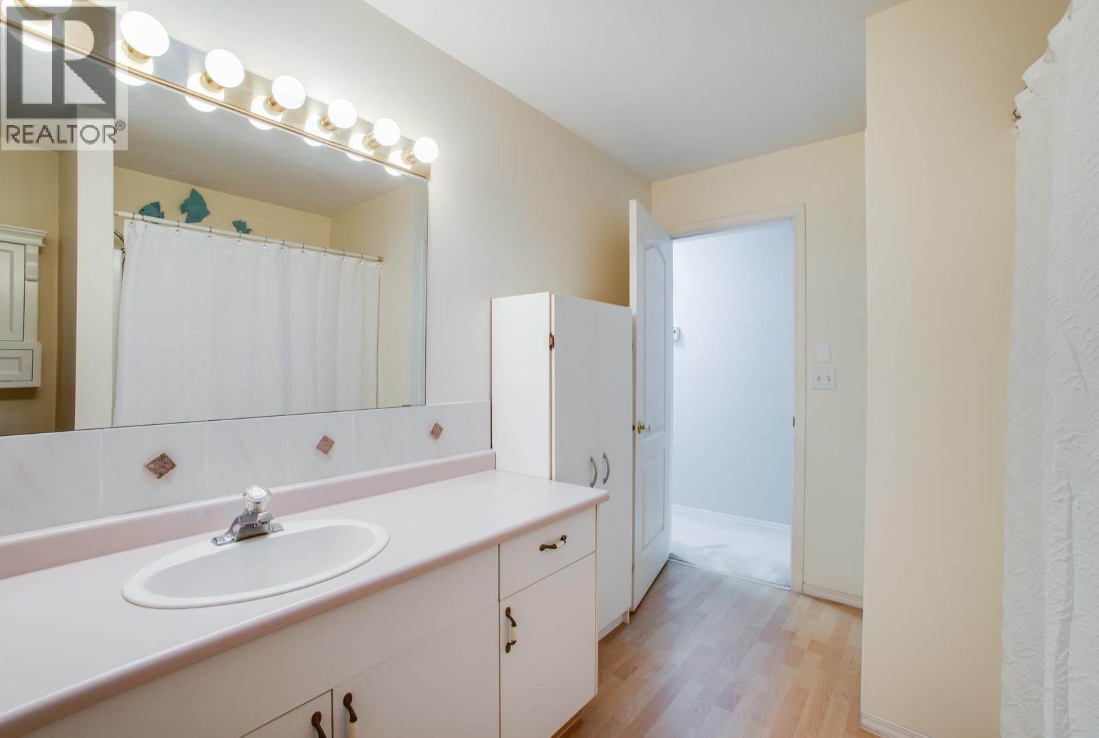 Full bathroom - 1650 Highland Drive N, Kelowna, BC - Indoor Photo Showing Bathroom