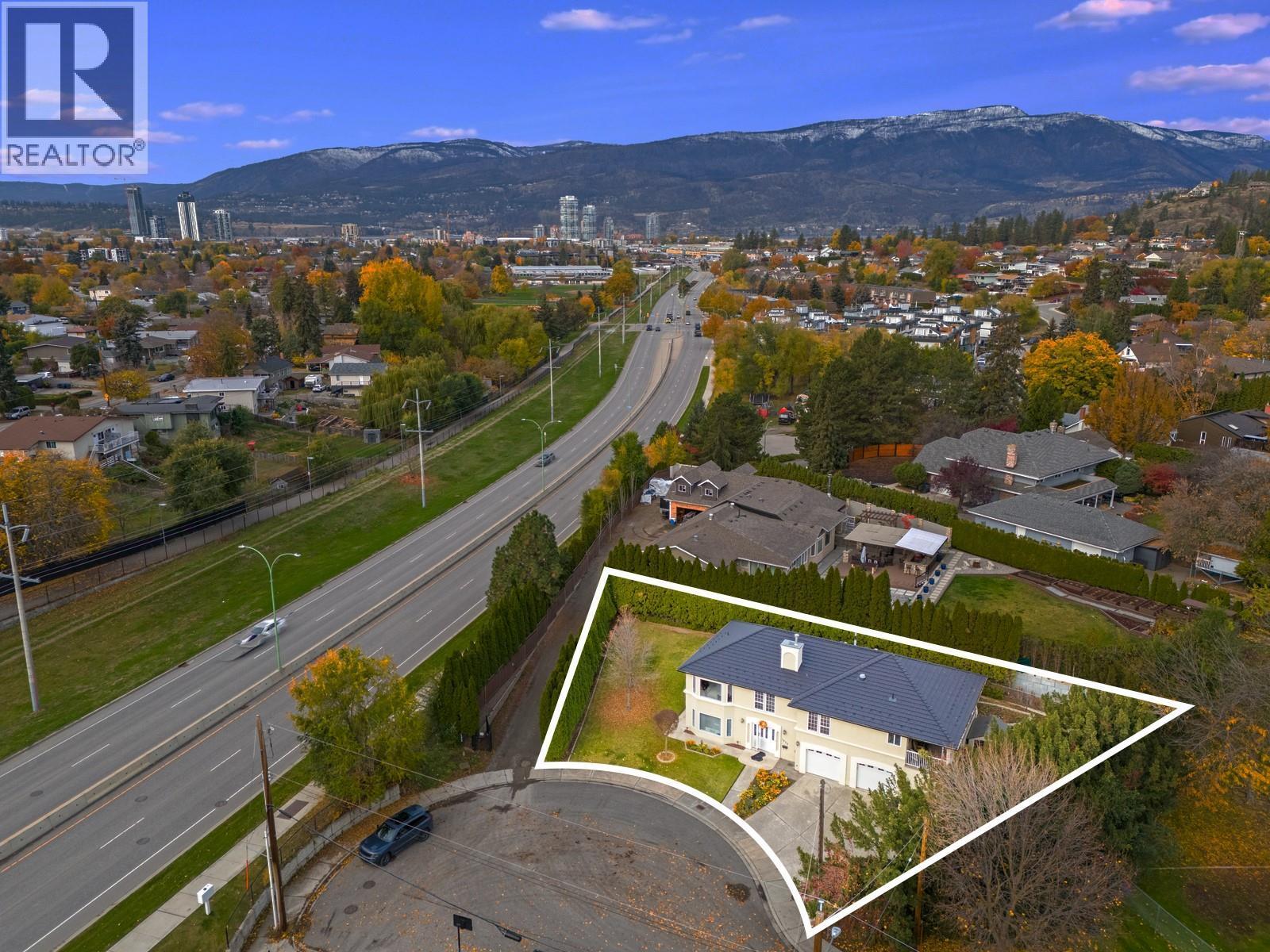 Downtown core within a couple minutes drive - 1650 Highland Drive N, Kelowna, BC - Outdoor With View