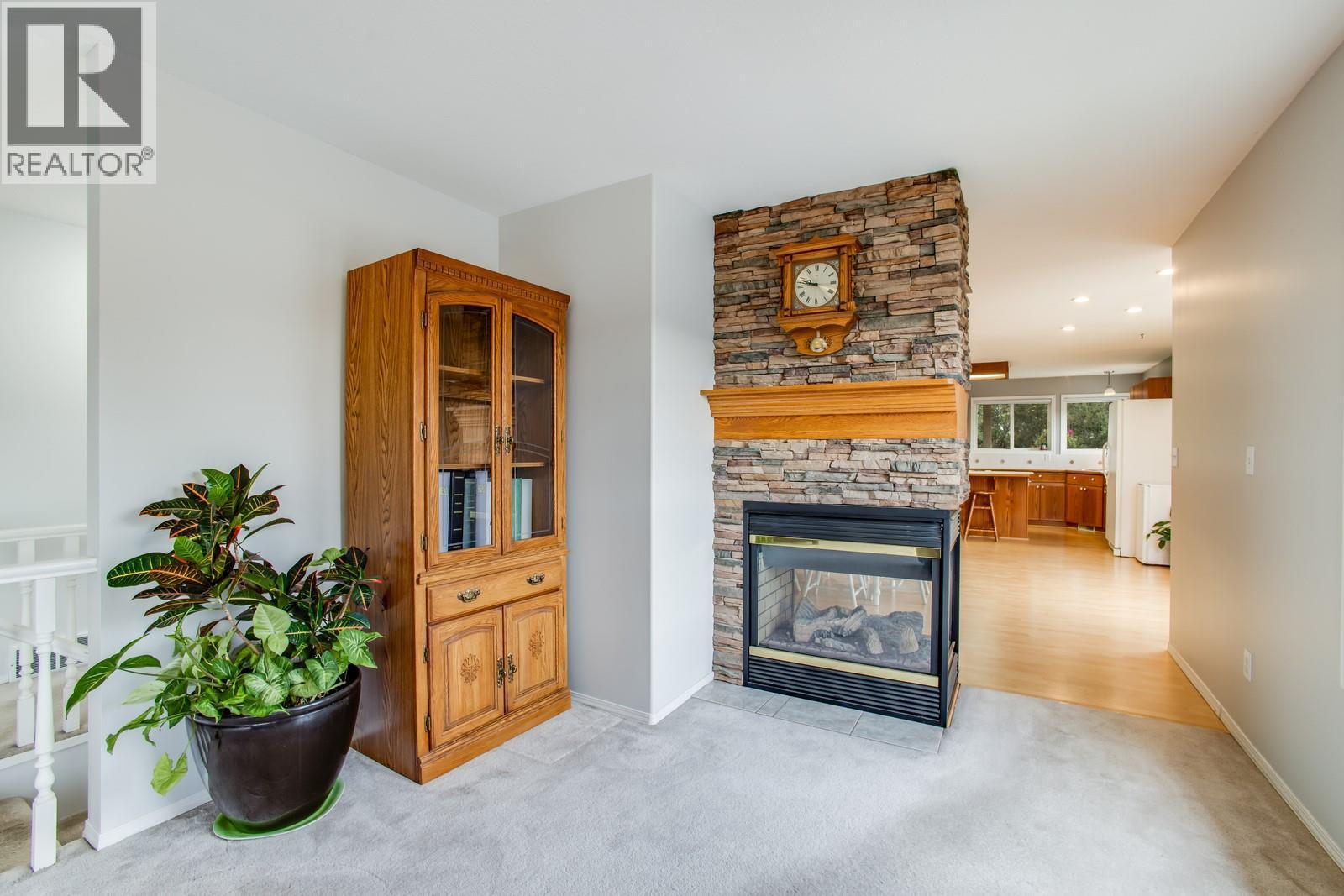 Living room - Gas fireplace - 1650 Highland Drive N, Kelowna, BC - Indoor Photo Showing Living Room With Fireplace