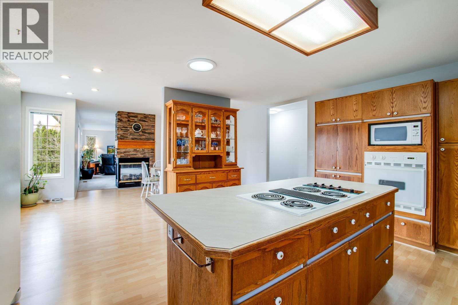 Kitchen - 1650 Highland Drive N, Kelowna, BC - Indoor Photo Showing Kitchen