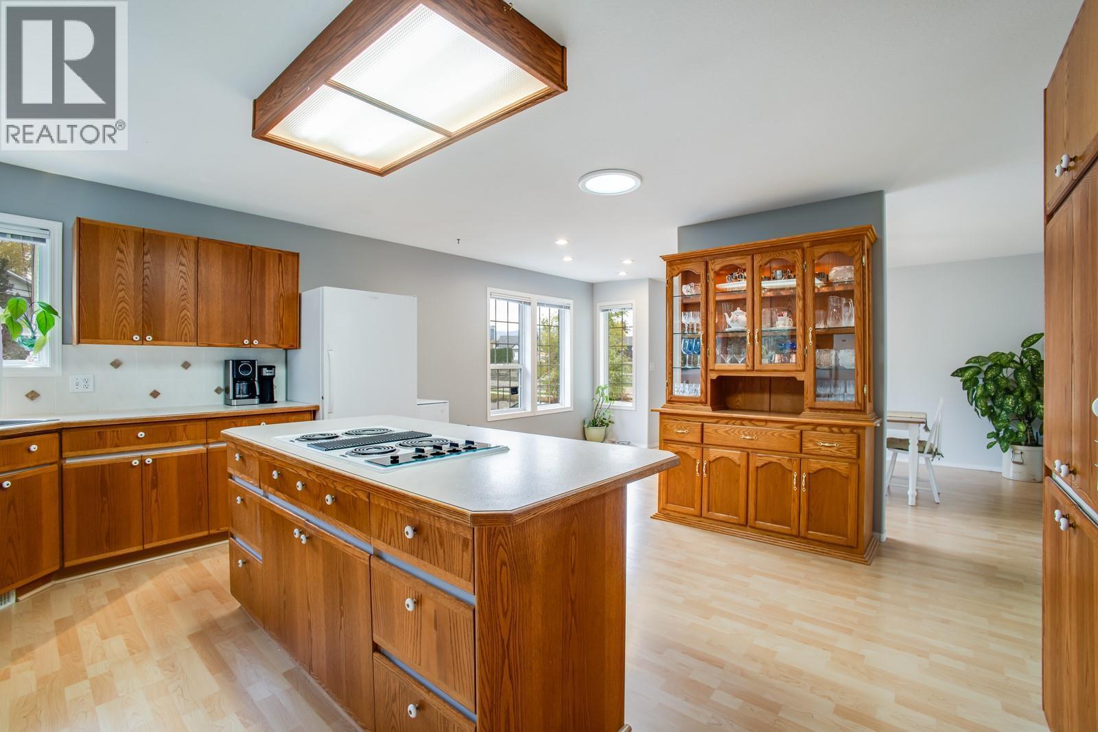 Kitchen - 1650 Highland Drive N, Kelowna, BC - Indoor Photo Showing Kitchen With Double Sink