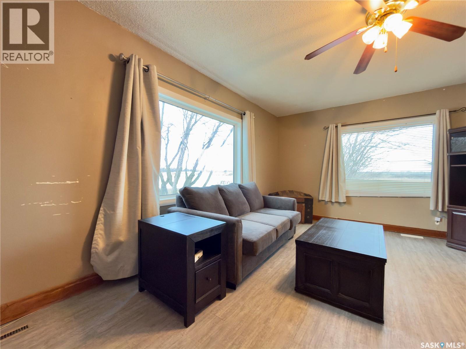 221 Elsa Street, Margo, SK - Indoor Photo Showing Living Room