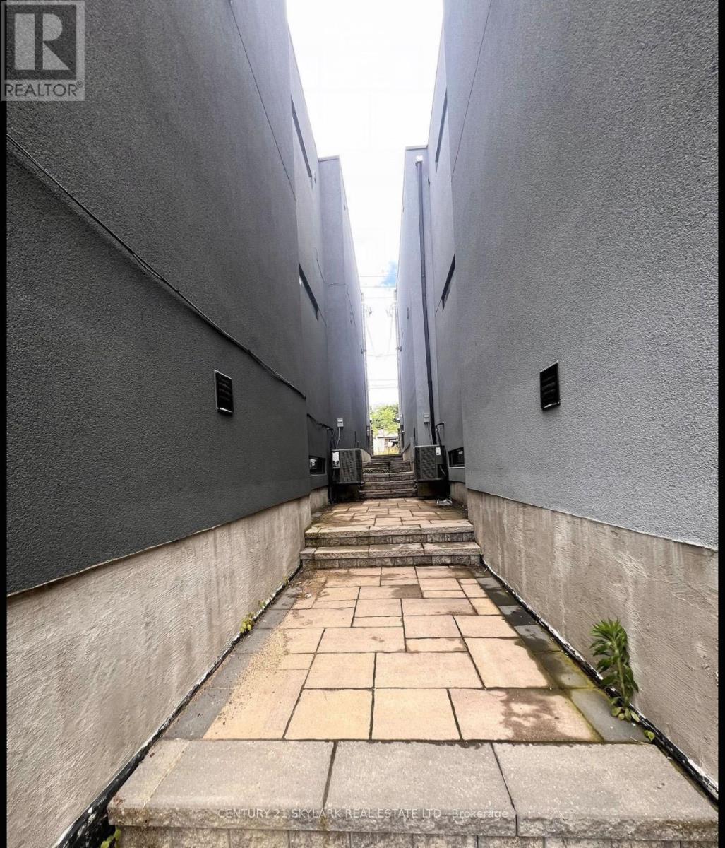 574 B Pharmacy Ave Avenue, Toronto, ON