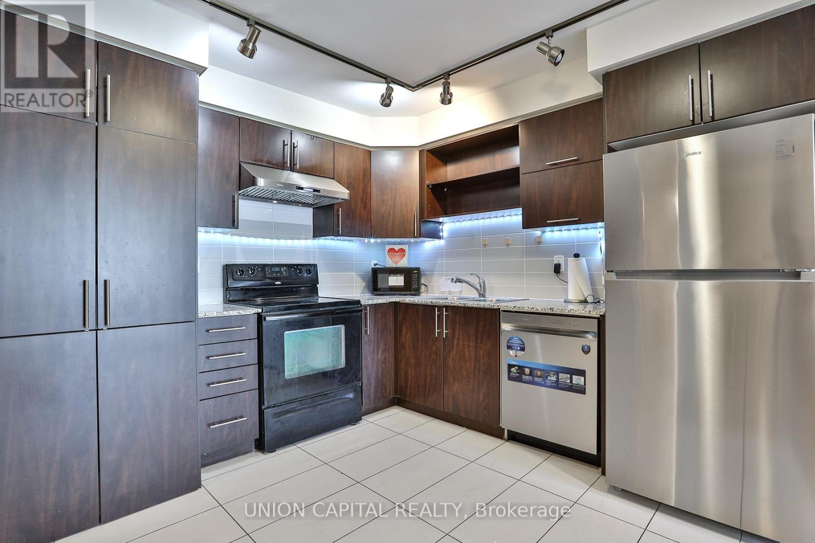 317 - 60 South Town Centre Boulevard, Markham, ON - Indoor Photo Showing Kitchen