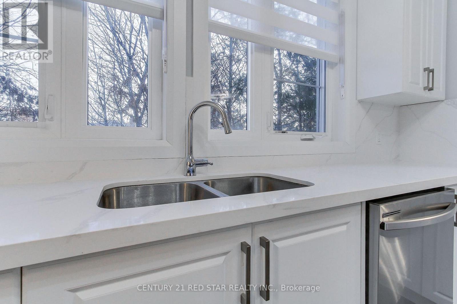 23 - 260 Eagle Street, Newmarket, ON - Indoor Photo Showing Kitchen With Double Sink