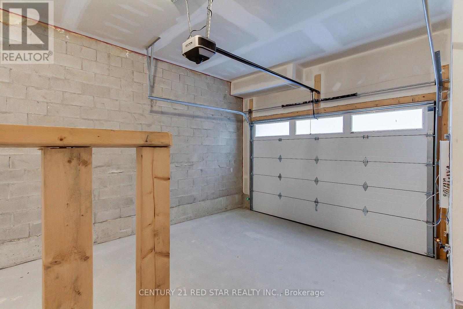 23 - 260 Eagle Street, Newmarket, ON - Indoor Photo Showing Garage