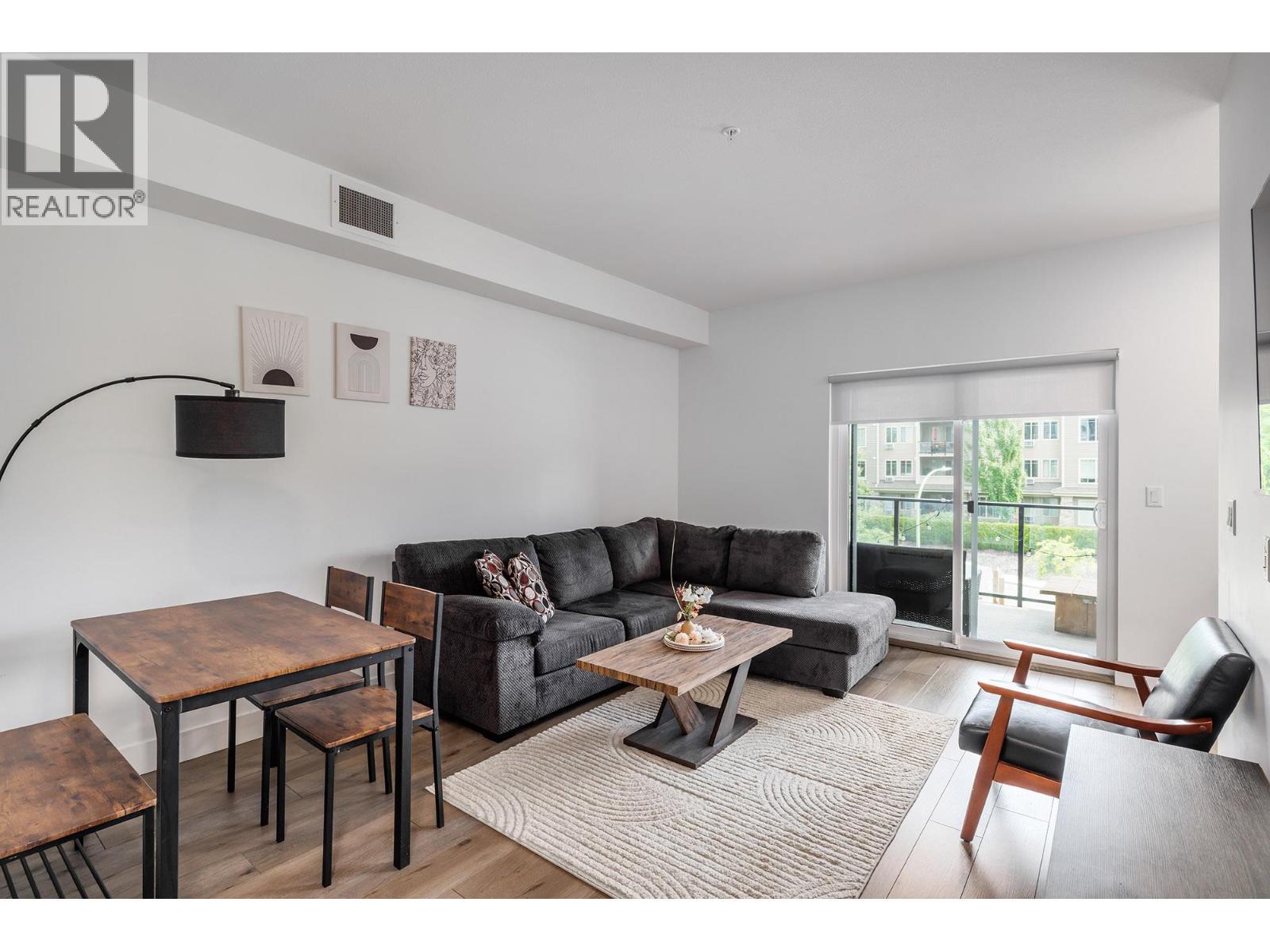 3642 Mission Springs Drive Unit# 303, Kelowna, BC - Indoor Photo Showing Living Room