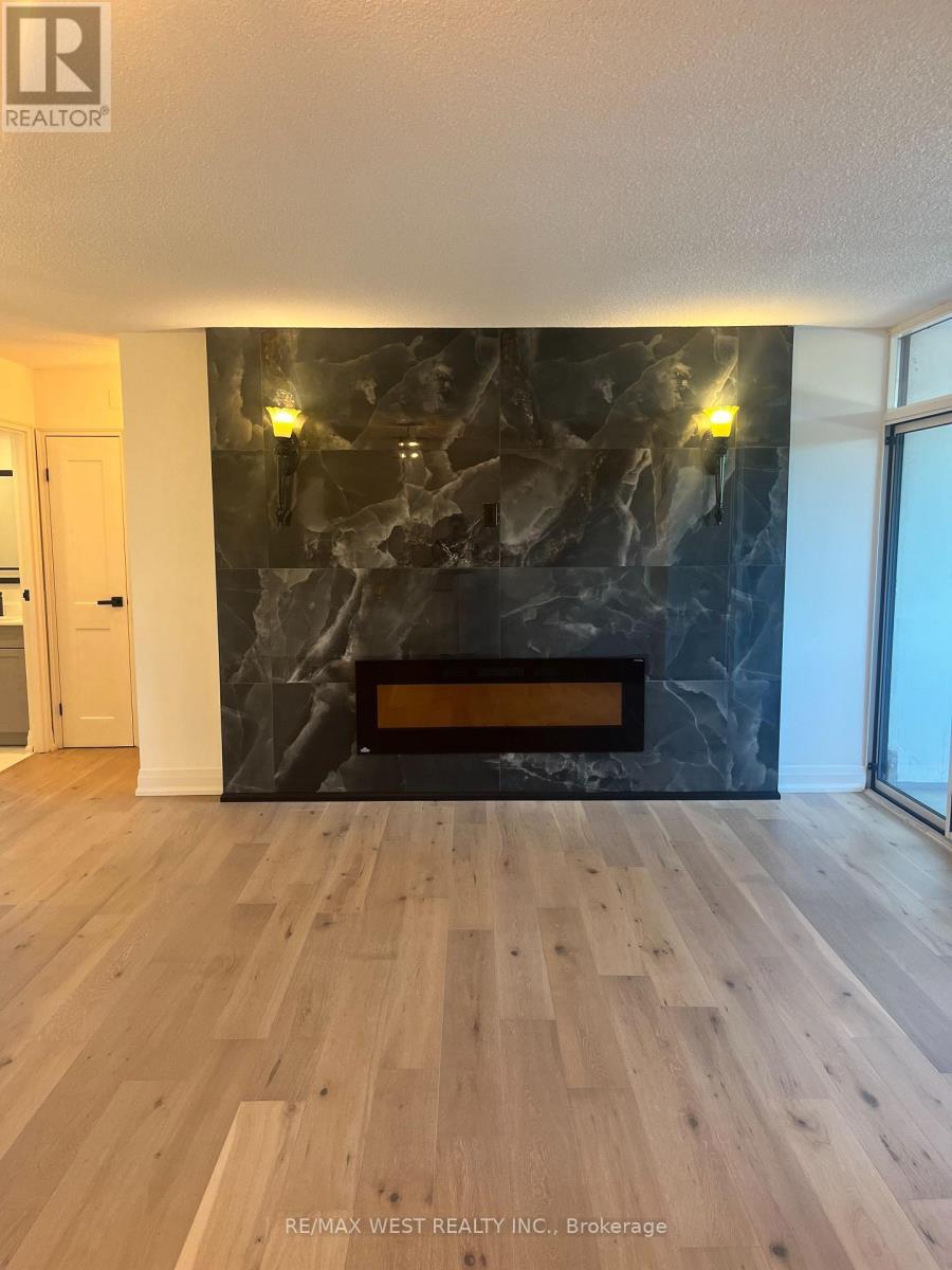 304 - 1535 Lakeshore Road E, Mississauga, ON - Indoor With Fireplace