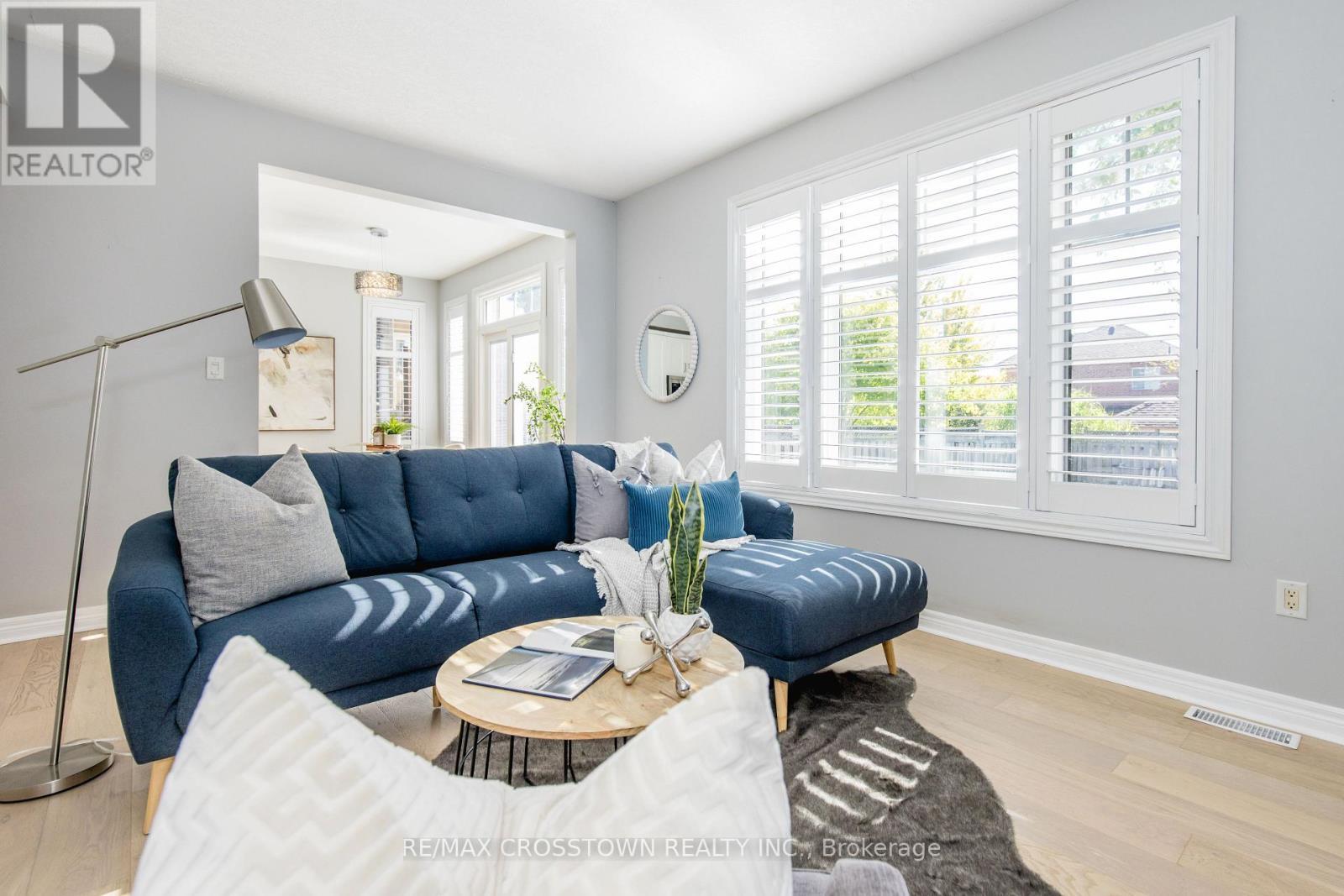 62 Windsor Crescent, Barrie, ON - Indoor Photo Showing Living Room