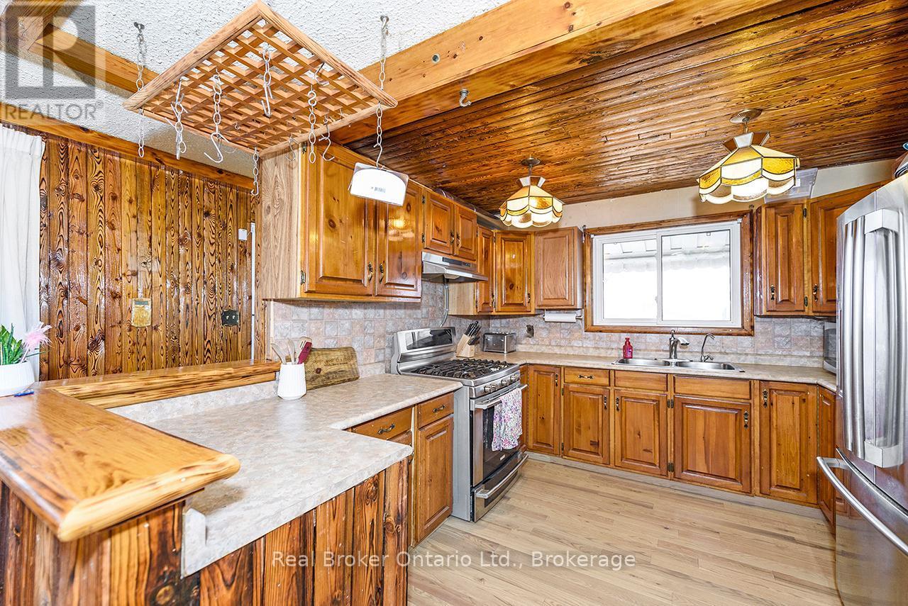 58 Eastvale Place, Hamilton (Mcquesten), ON - Indoor Photo Showing Kitchen With Double Sink