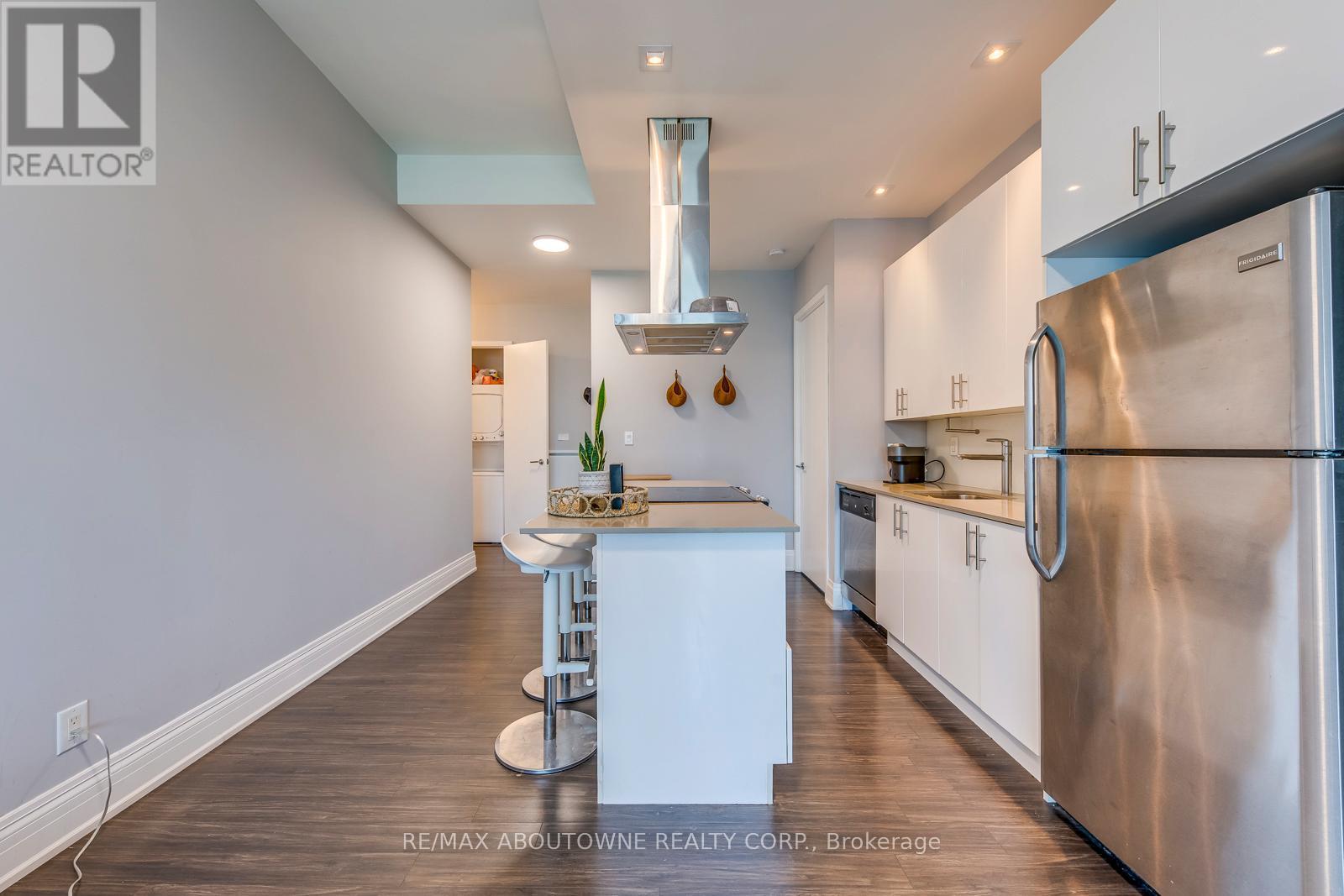 2524 - 165 Legion Road N, Toronto, ON - Indoor Photo Showing Kitchen