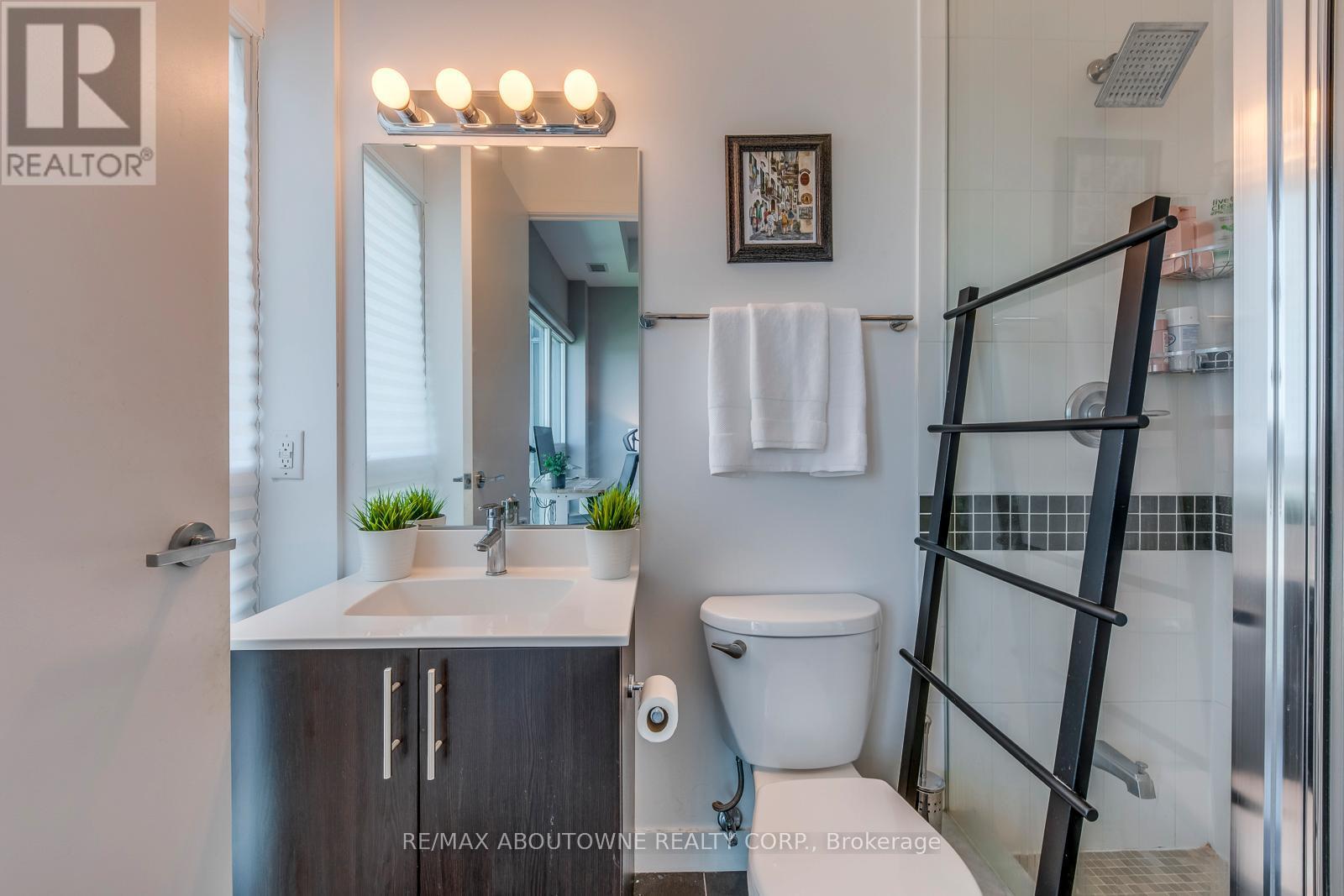 2524 - 165 Legion Road N, Toronto, ON - Indoor Photo Showing Bathroom