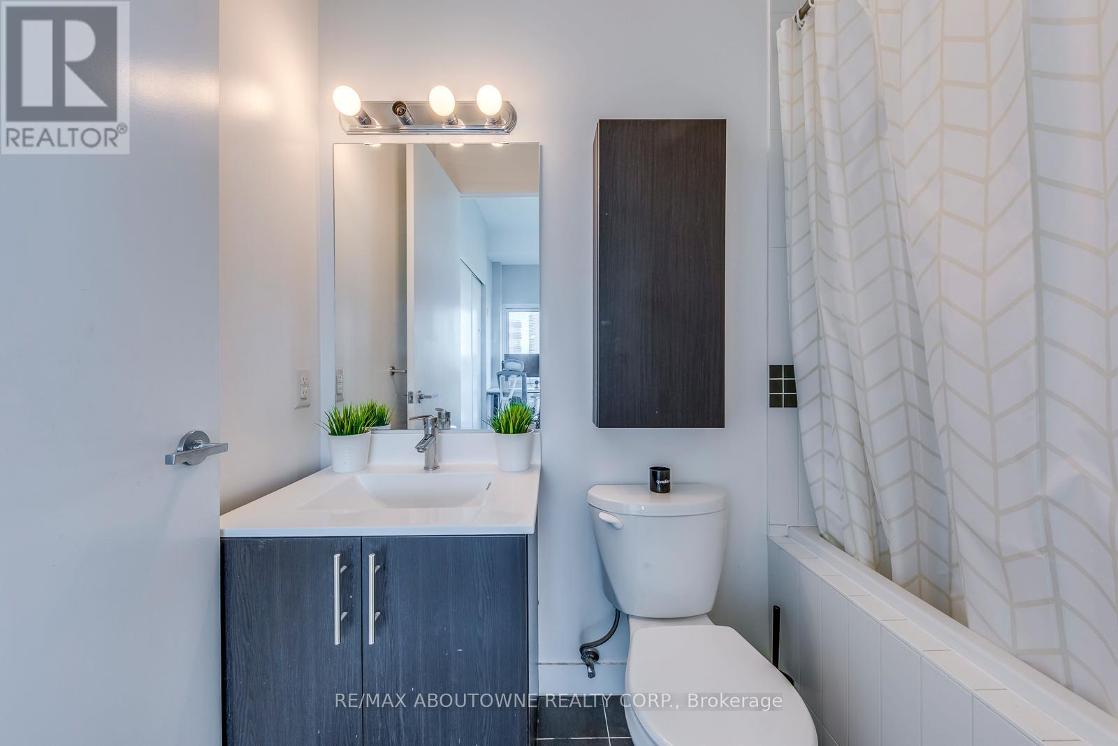 2524 - 165 Legion Road N, Toronto, ON - Indoor Photo Showing Bathroom