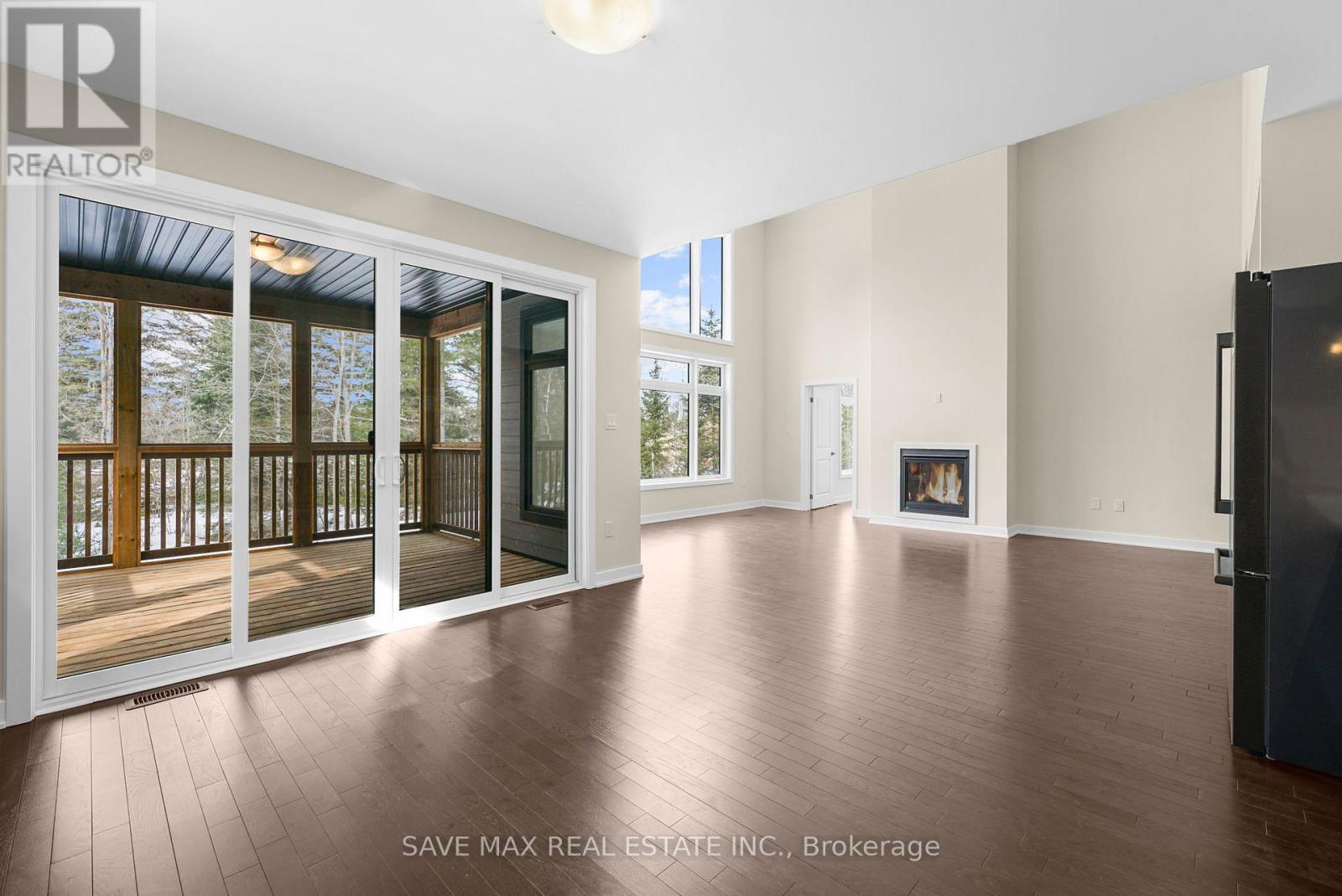 1007 Kingsridge Court, Lake Of Bays, ON - Indoor Photo Showing Living Room With Fireplace