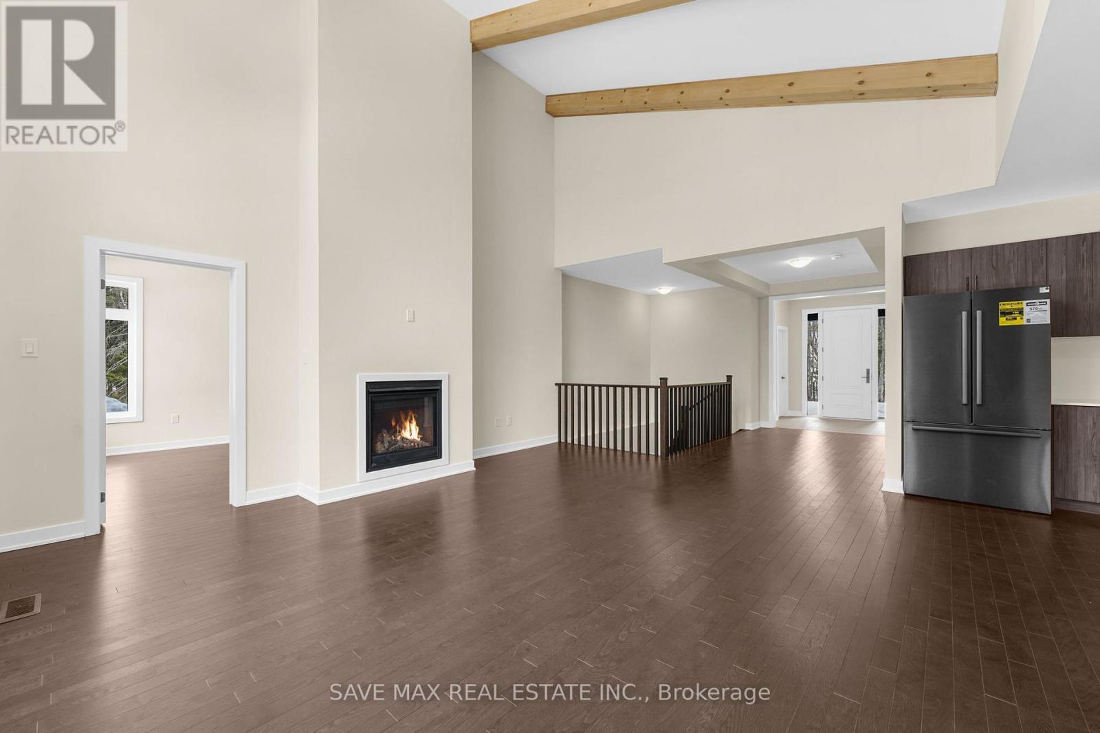 1007 Kingsridge Court, Lake Of Bays, ON - Indoor Photo Showing Living Room With Fireplace