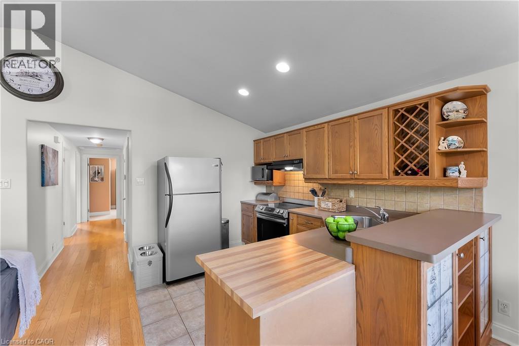7321 Dorchester Road, Niagara Falls, ON - Indoor Photo Showing Kitchen