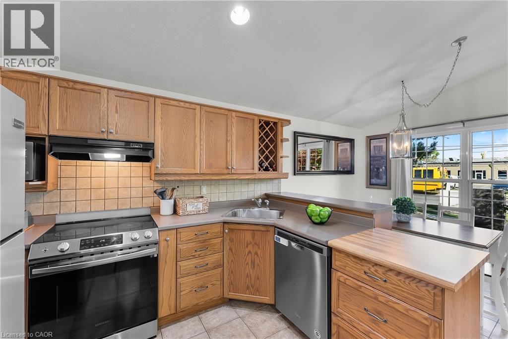 7321 Dorchester Road, Niagara Falls, ON - Indoor Photo Showing Kitchen