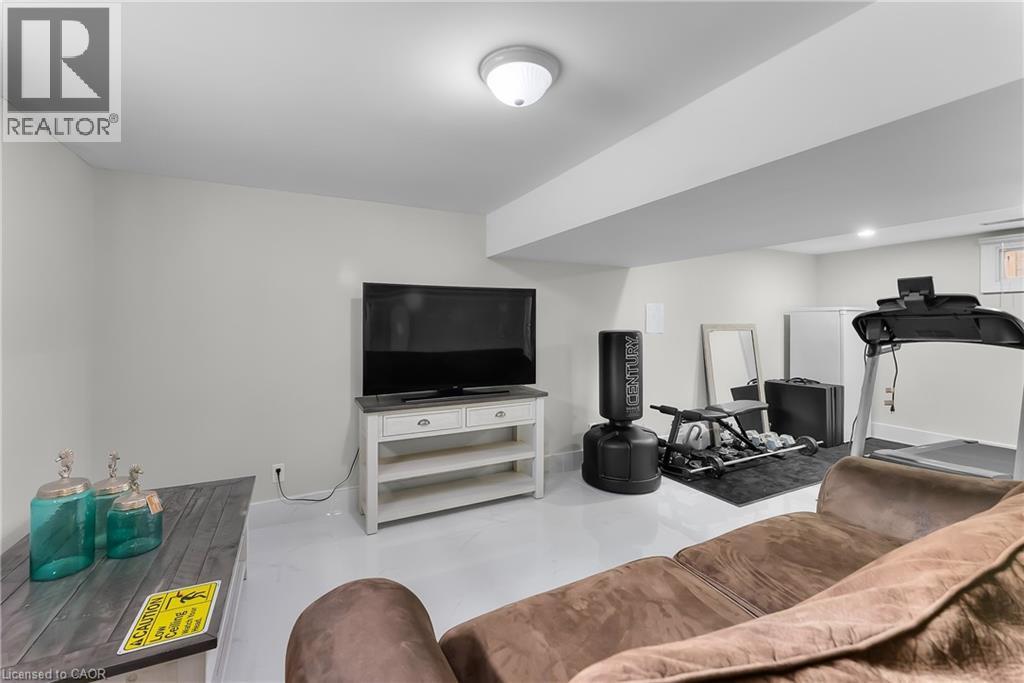 7321 Dorchester Road, Niagara Falls, ON - Indoor Photo Showing Gym Room