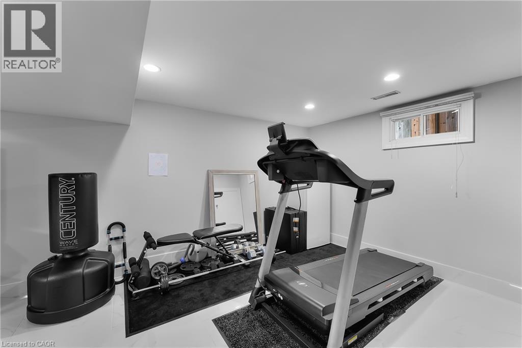 7321 Dorchester Road, Niagara Falls, ON - Indoor Photo Showing Gym Room