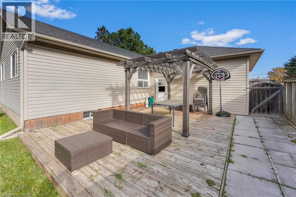 7321 Dorchester Road, Niagara Falls, ON - Outdoor With Deck Patio Veranda With Exterior