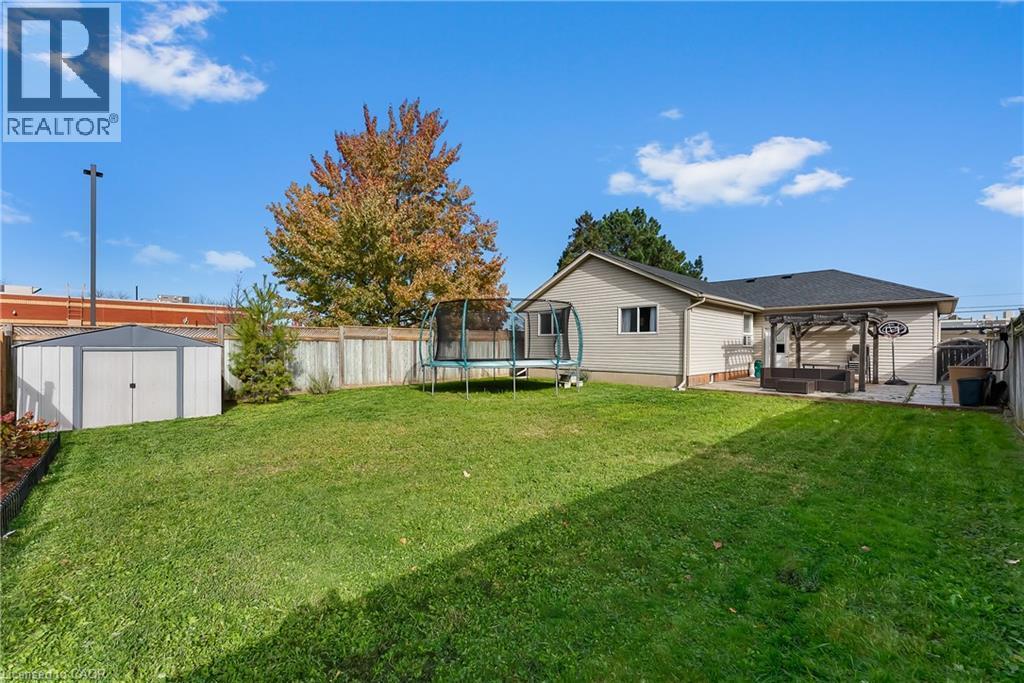 7321 Dorchester Road, Niagara Falls, ON - Outdoor With Backyard