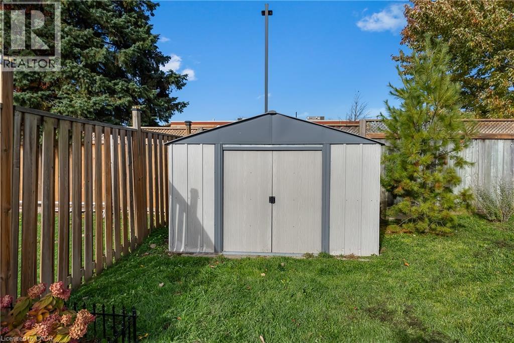 7321 Dorchester Road, Niagara Falls, ON - Outdoor