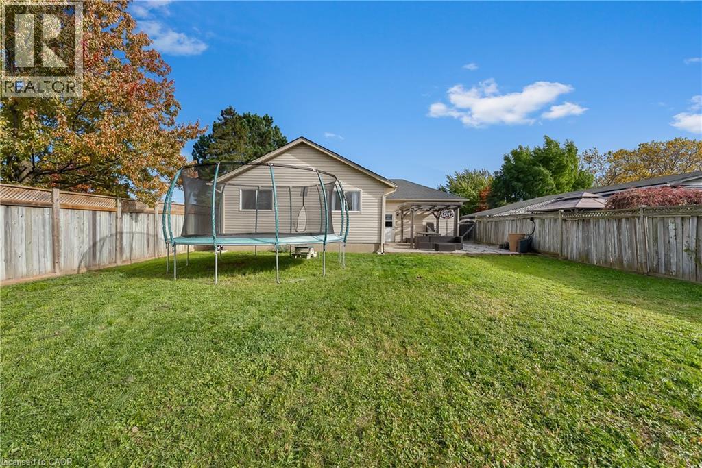 7321 Dorchester Road, Niagara Falls, ON - Outdoor With Backyard