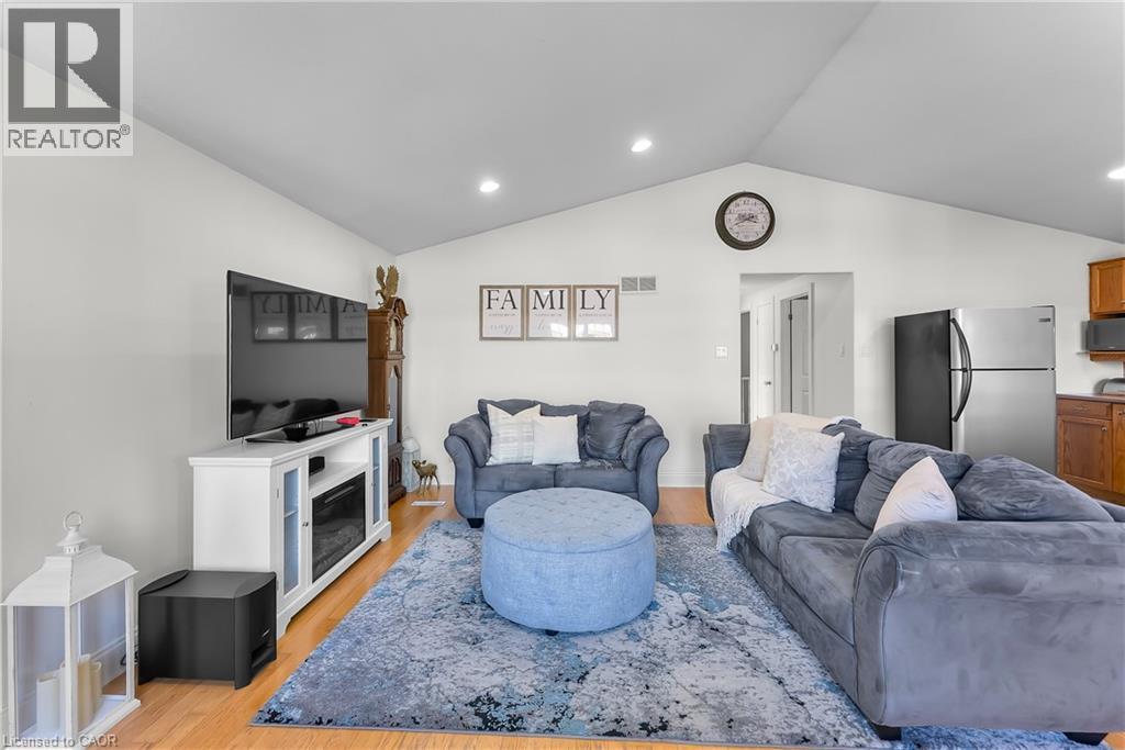 7321 Dorchester Road, Niagara Falls, ON - Indoor Photo Showing Living Room