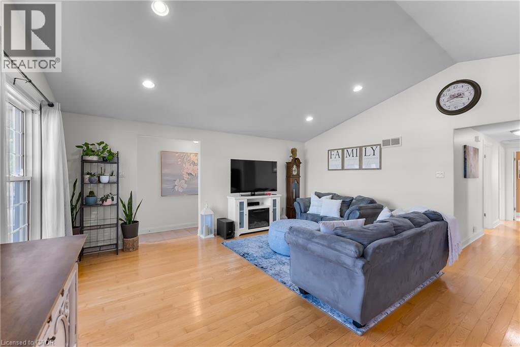7321 Dorchester Road, Niagara Falls, ON - Indoor Photo Showing Living Room