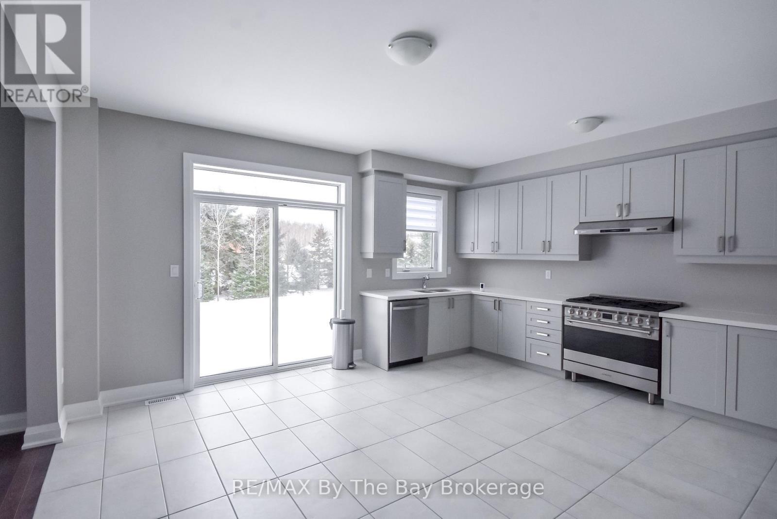 30 Misty Ridge Road, Wasaga Beach, ON - Indoor Photo Showing Kitchen