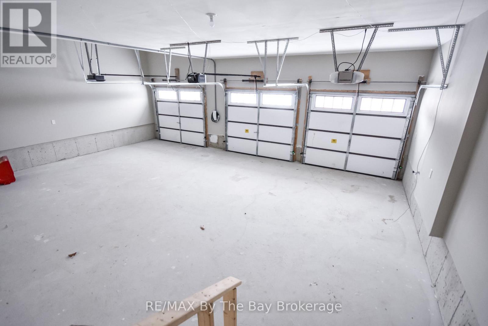 30 Misty Ridge Road, Wasaga Beach, ON - Indoor Photo Showing Garage