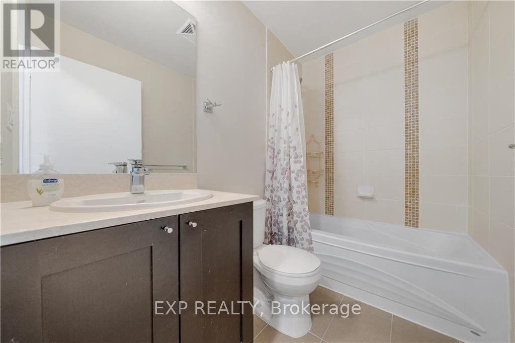 2208 - 4070 Confederation Parkway, Mississauga, ON - Indoor Photo Showing Bathroom