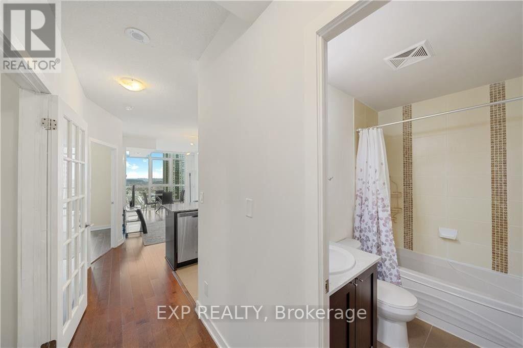 2208 - 4070 Confederation Parkway, Mississauga, ON - Indoor Photo Showing Bathroom