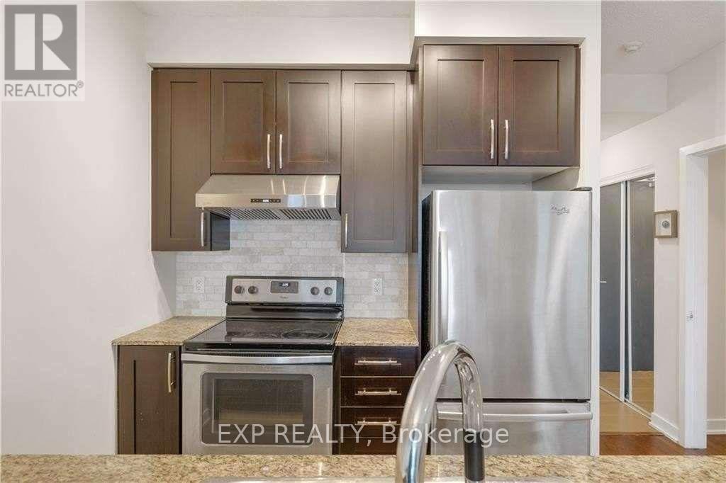 2208 - 4070 Confederation Parkway, Mississauga, ON - Indoor Photo Showing Kitchen With Upgraded Kitchen