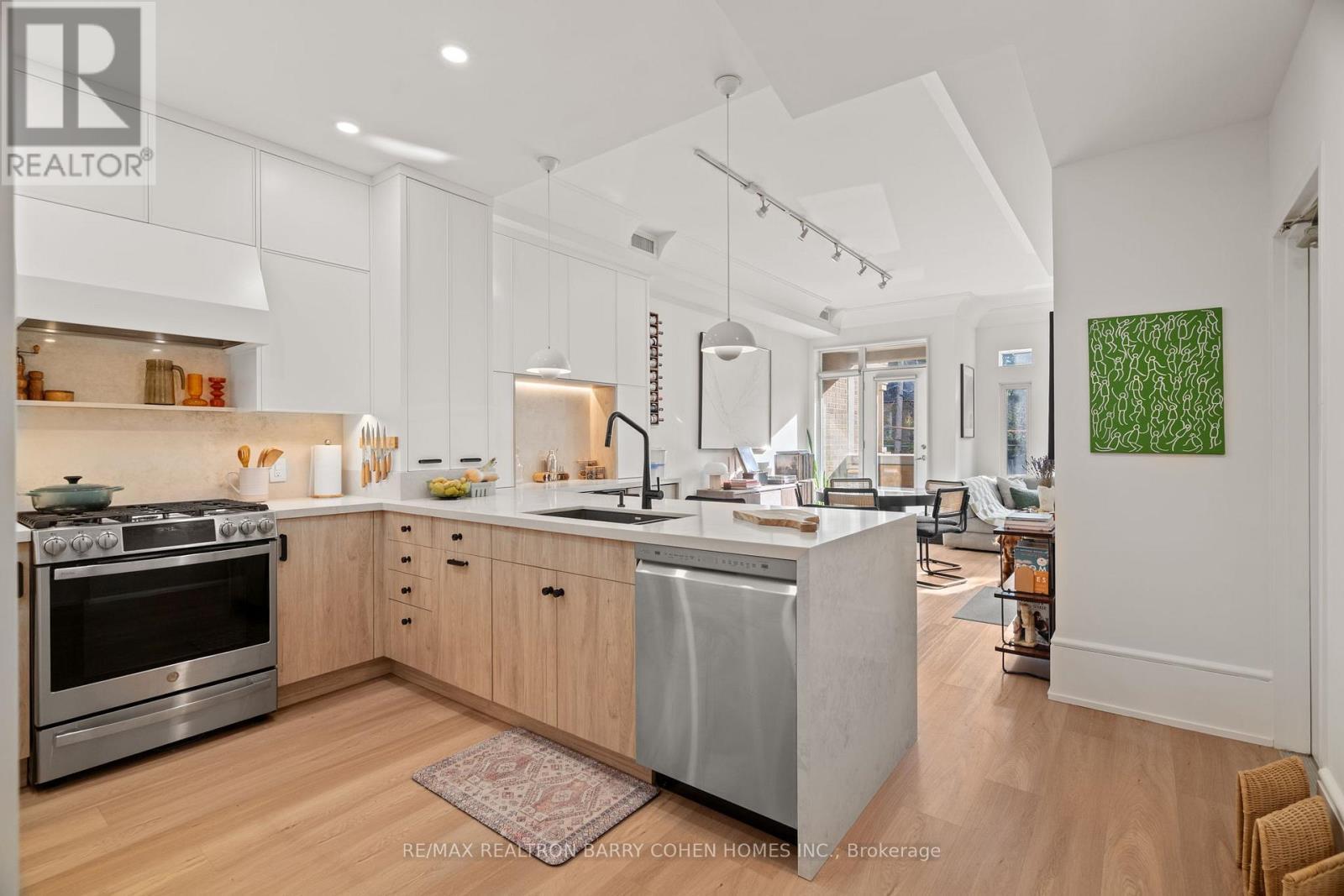 201 - 336 Davenport Road, Toronto, ON - Indoor Photo Showing Kitchen With Upgraded Kitchen