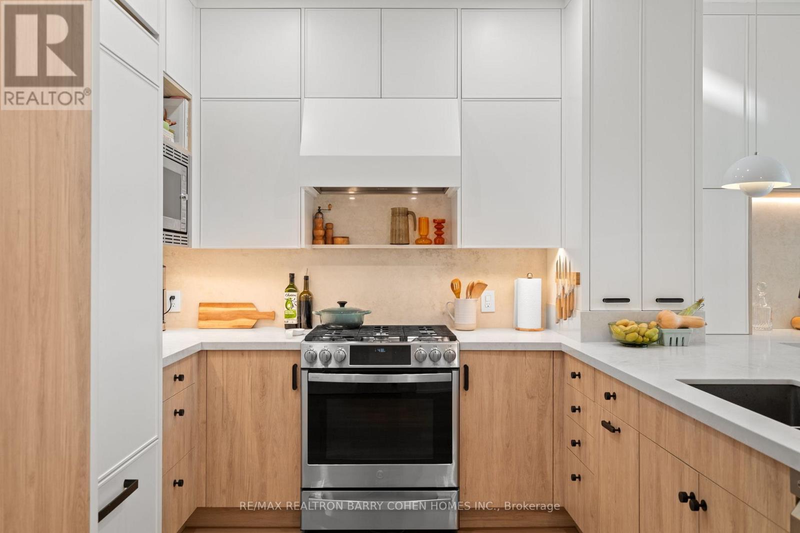 201 - 336 Davenport Road, Toronto, ON - Indoor Photo Showing Kitchen