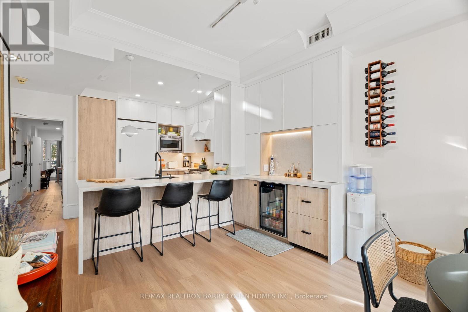 201 - 336 Davenport Road, Toronto, ON - Indoor Photo Showing Kitchen