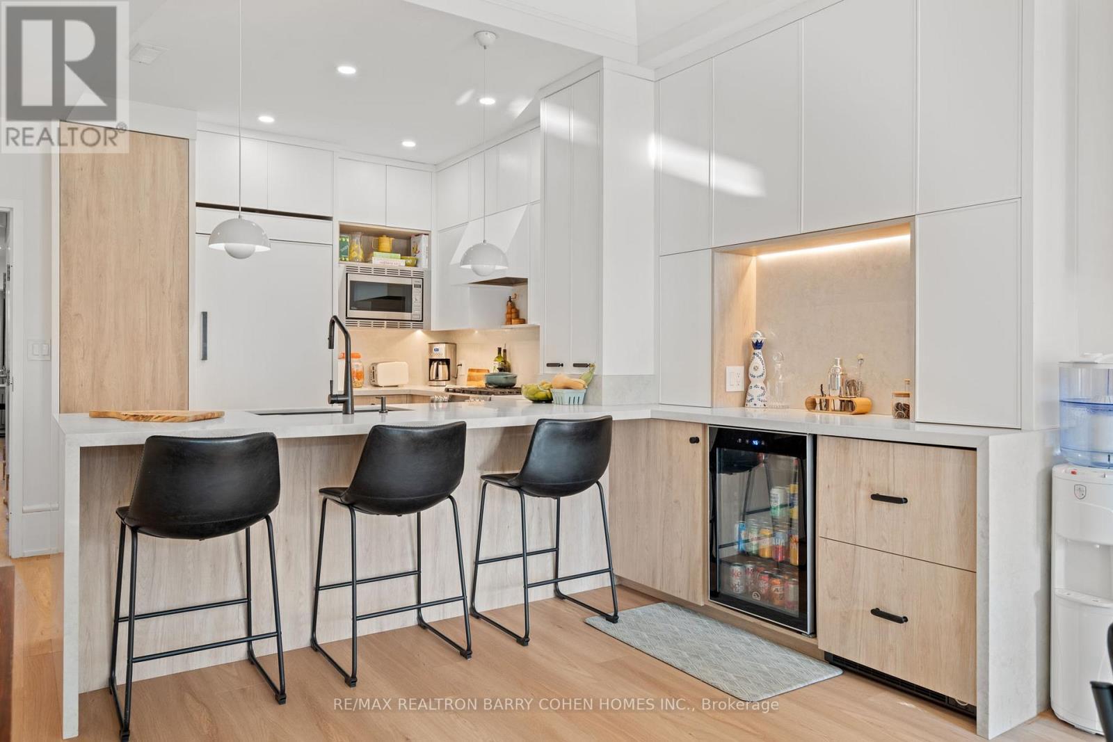 201 - 336 Davenport Road, Toronto, ON - Indoor Photo Showing Kitchen